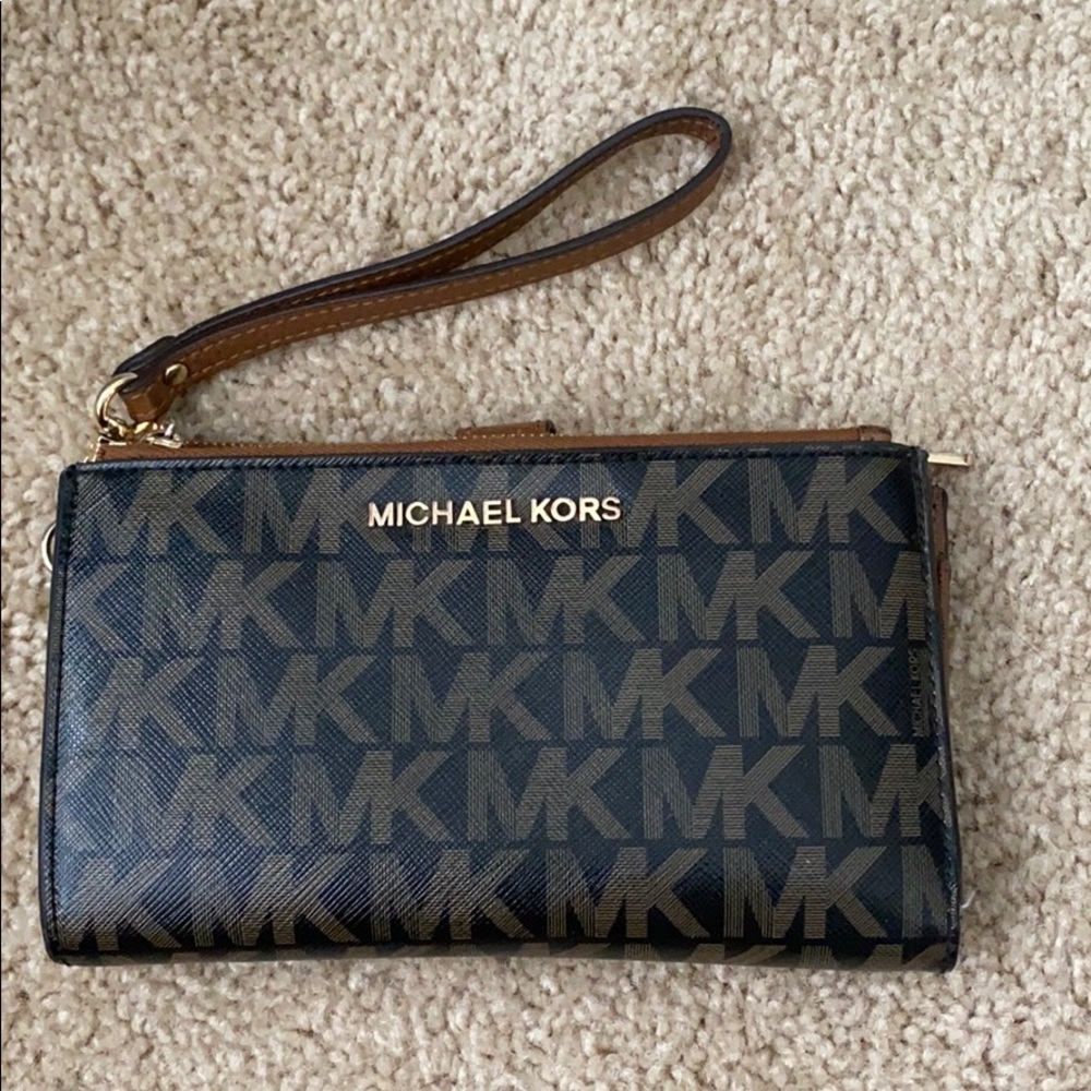 michael kors wristlet
